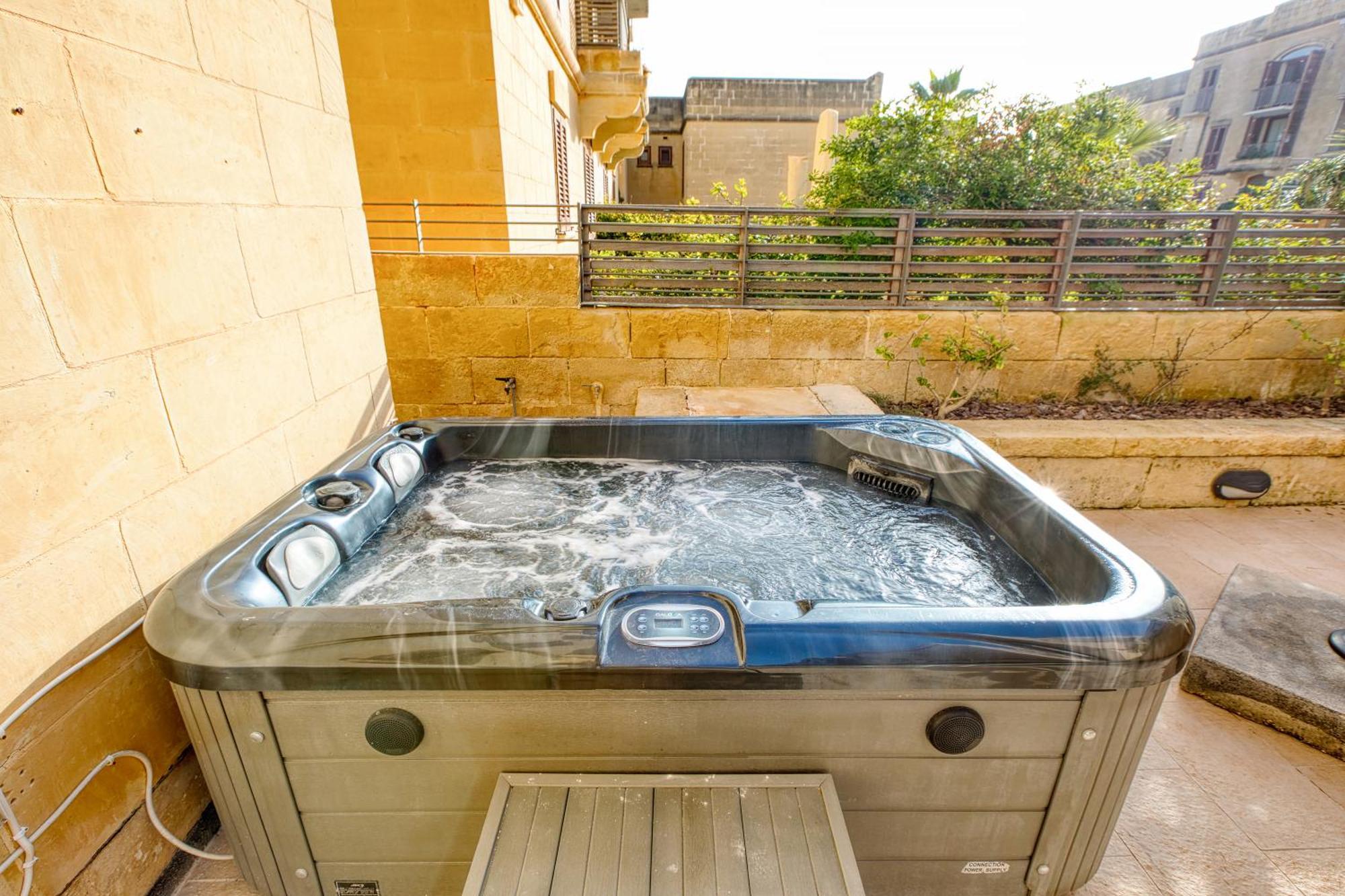 Luxury With Jacuzzi, Bbq And Huge Pool Appartement *